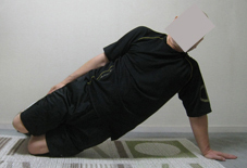 Straight Arm Lateral Plank 膝つき記事用.jpg