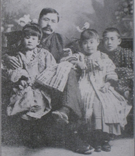 東京市議会議長時代の家族写真.jpg