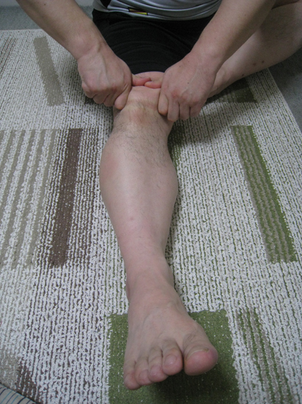 脚冷え解消法膝蓋骨上下内外双方向回旋押圧.jpg